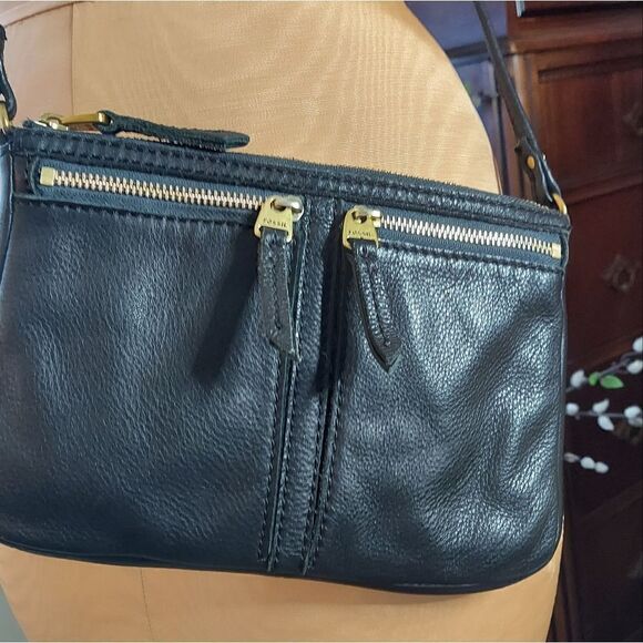 Fossil Black Leather Crossbody Multiple Zippered Compartments - Picture 2 of 10